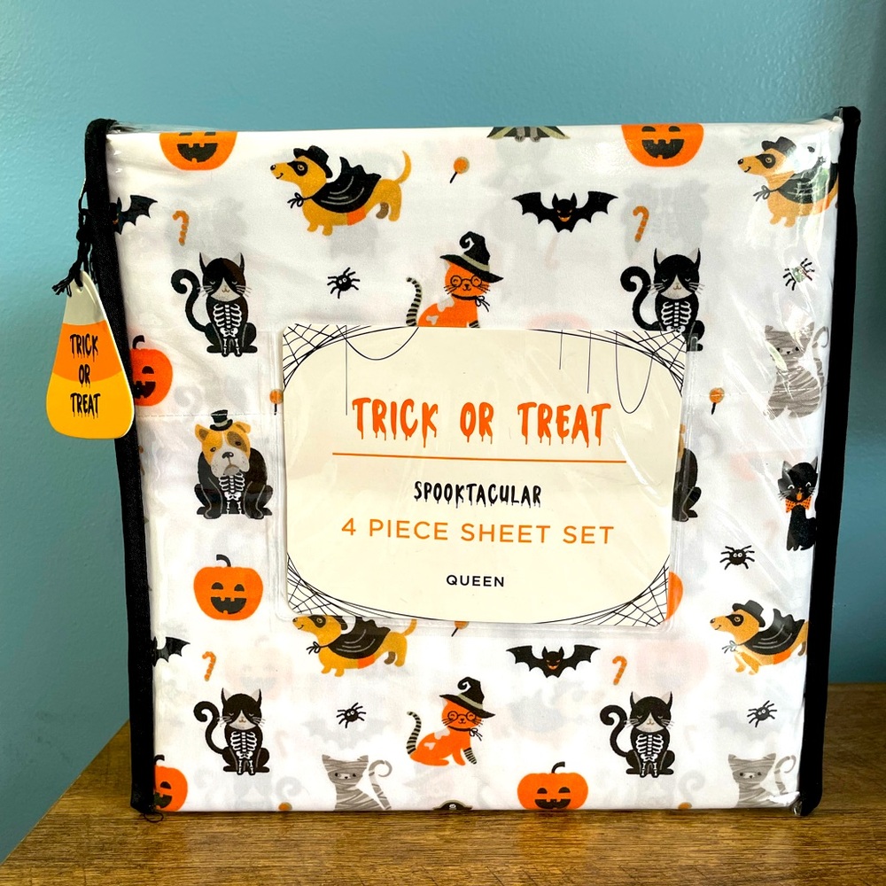Halloween Queen Sheet Set Trick or Treat Spectacular Dogs Cats Pumpkins Bats